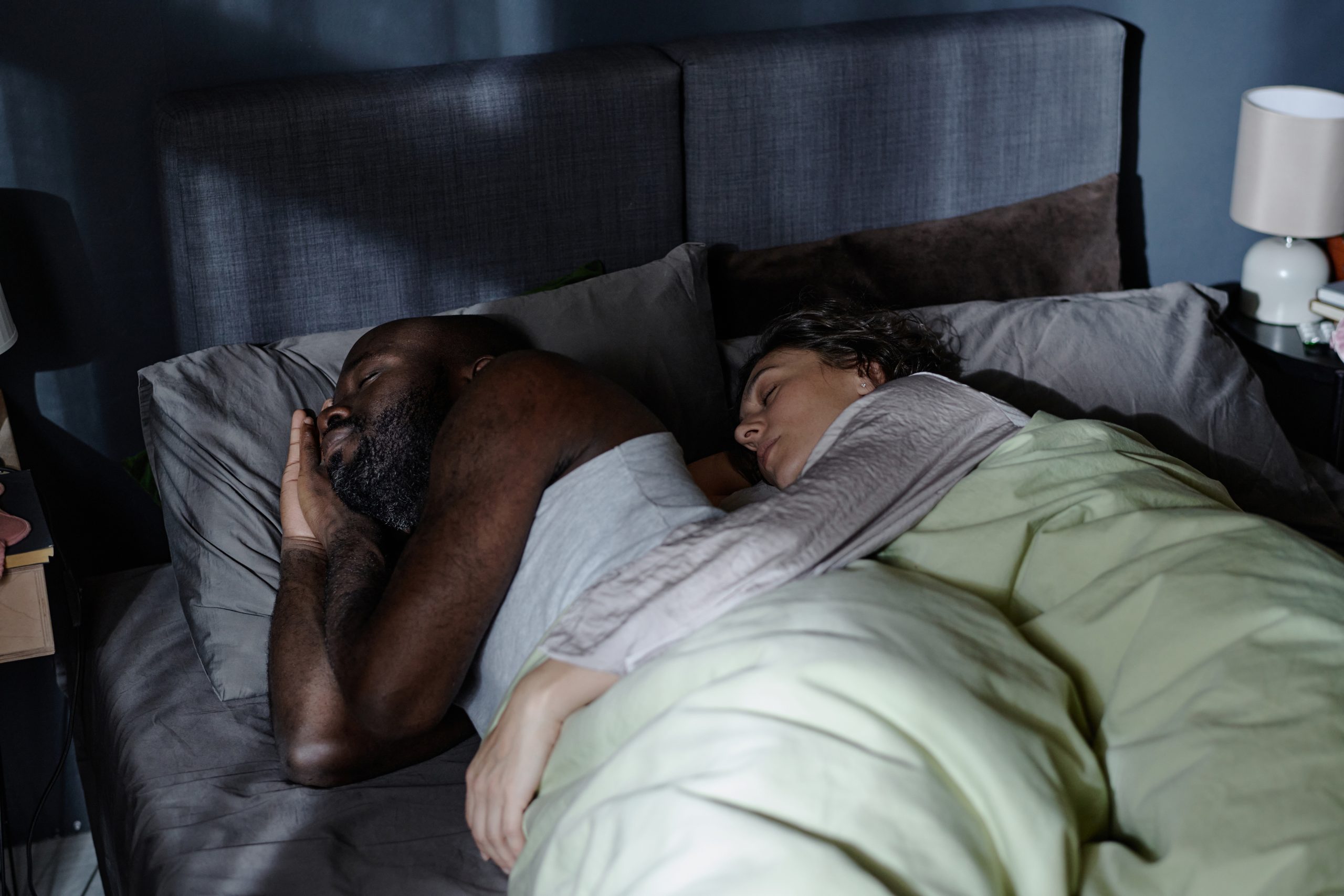Qual é a postura correta para dormir?