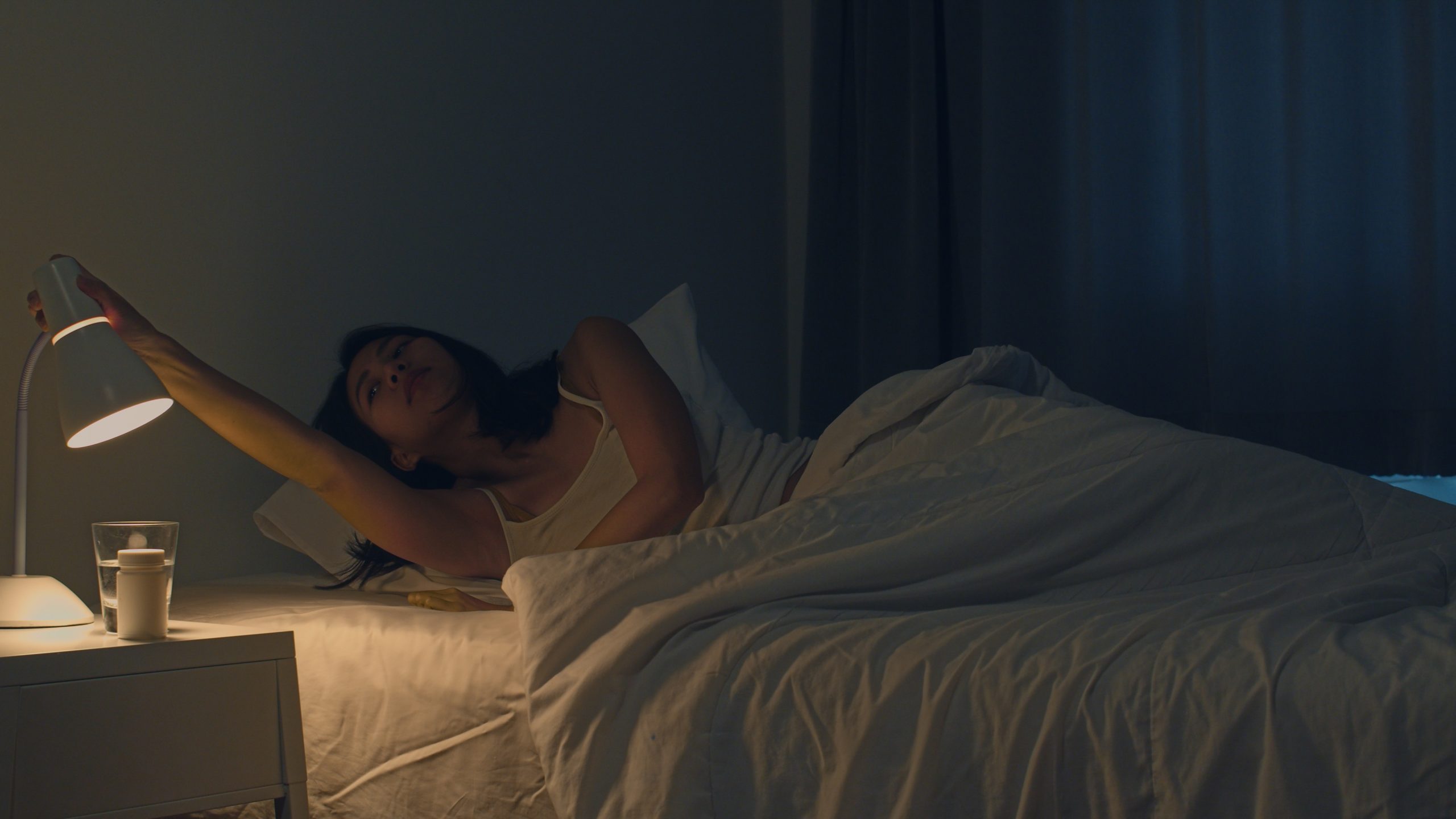 Porque acordo a meio da noite? Causas da fragmentação do sono e como manter o descanso